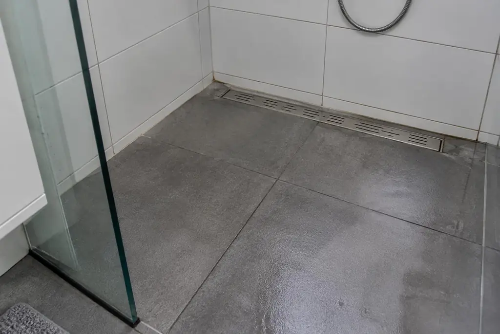 Lekdetectie Hillegom – lekkende inloopdouche met natte voegen