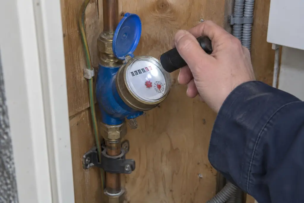 Lekdetectie Hillegom – watermeter in de meterkast controleren met een zaklamp
